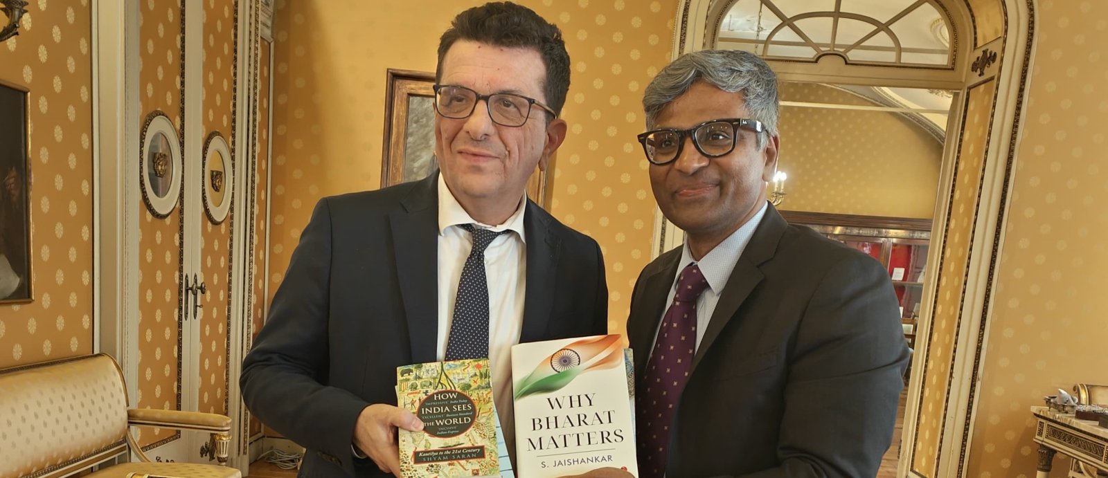 Consul General presented books on India to the Rector to create an Indian corner in the Pavia University library.