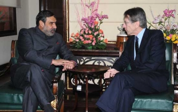 The Foreign Affairs Minister of Italy, Guilio Terzi meeting the Union Minister for Commerce & Industry and Textiles, Anand Sharma