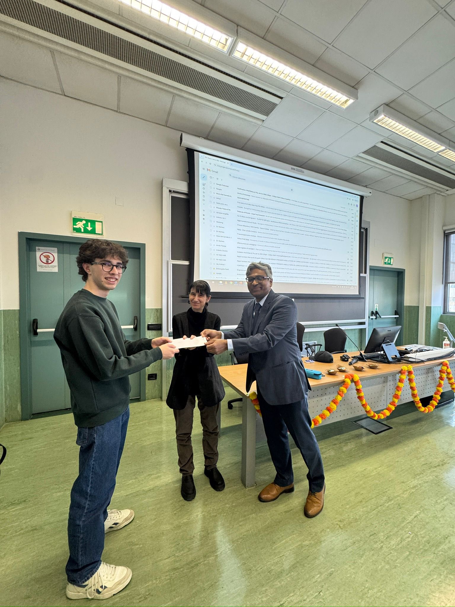 Hindi language students and Professors in the University of Milan celebrated the Viswa Hindi Diwas event on 16 January 2025. On this occasion, the University organised a quiz competition on Hindi language for the students. Consul General Mr Lavanya Kumar distributed prizes for the winners.