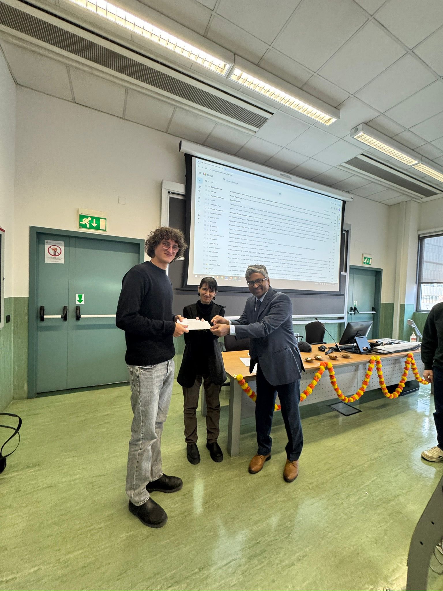 Hindi language students and Professors in the University of Milan celebrated the Viswa Hindi Diwas event on 16 January 2025. On this occasion, the University organised a quiz competition on Hindi language for the students. Consul General Mr Lavanya Kumar distributed prizes for the winners.