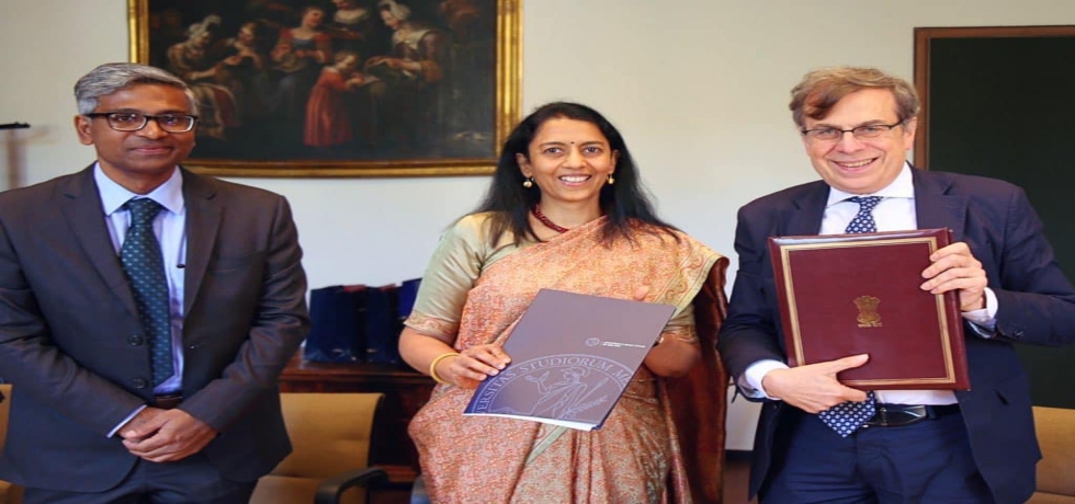 Ambassador Vani Rao, on behalf of ICCR, and the Rector of the University Elio Franzini signed the MoU on 13 September for setting up a first Chair of India in the University of Milan.